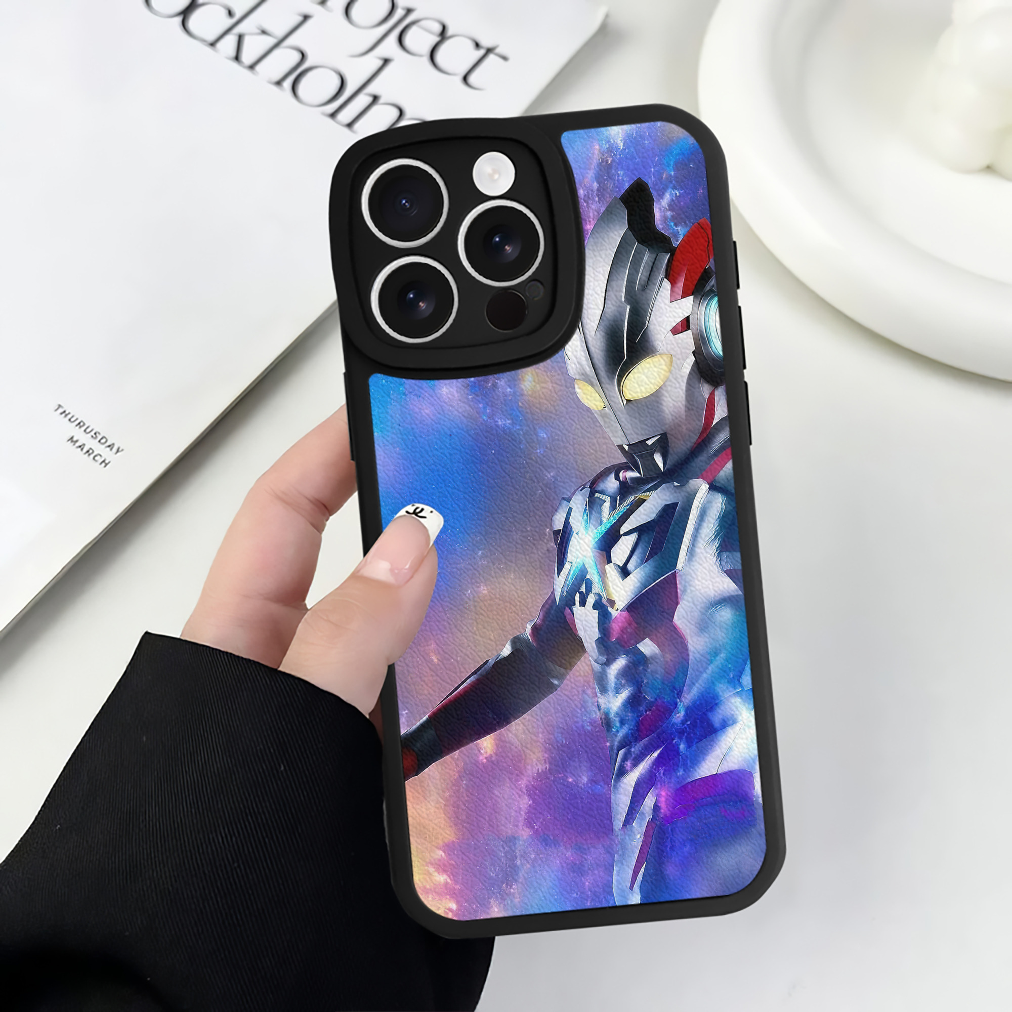 （画像用） ウルトラマン Ultraman 【iPhone 16シリーズ対応】シリコンスマホケース（レザー調） 材質：シリコン